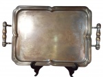 Antiga Bandeja retangular com alças em Prata 90 da manufatura cristofoli, com ricos trabalhos de cinzelamento ao centro/ Desgastes do Tempo. Medidas: 32X48.