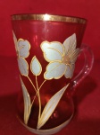 Colecionismo. Antiga e linda Caneca Veneziana executada finamente em Vidro Artístico, com riquíssimas coberturas em Ouro. Itália Sec. XX. Medidas: 11X7.