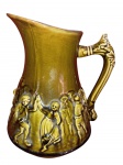 Jarro em Faiança na cor Verde Musgo com diversos personagens, supostamente de Serreguemines fabricado na França. Fabrica fundada em 1790. Medidas: 22X18.