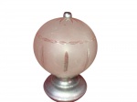 Antiga Pinha fosqueada em forma de Globo ricamente lapidada a mão sobreposto em base de Metal Prateada. Medida: 20X42 (Circunferência).
