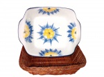 Antiga Petisqueira em Porcelana com linda policromia Raiada nas cores azul e amarelo, sobreposto em apoio de Vime. Dec./60. Medidas: 15X16.