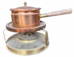 DIVERSOS, um (1) conjunto de panela para fondue, com trempe, queimador e apagador, confeccionados em metal acobreado, cabo em madeira torneada, faltam os espetos, medindo a maior peça 24 cm diâmetro