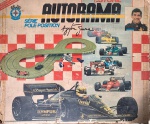 Raro e antigo autorama estoril Ayrton Senna da estrela - Série pole position dos anos 80. Pista aparentemente completa, possui acessórios, bem conservado. Caixa apresenta desgastes e avarias devido ao tempo de uso. SEM TESTES, NO ESTADO EXATAMENTE CONFORME FOTOS. Tamanho da caixa: A12cm X C58cm X L50cm - Peso aprox.: 4,8KG.