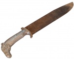 Antiga adaga com cabo em figura de um cavalo. Com desgastes do tempo. Medida: 56cm de comprimento.