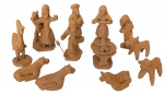 ARTE POPULAR - Presépio miniatura vintage feito em barro cozido nordestino com 12 peças, com assinatura de Ivanilda. Medida da manjedoura: 3A x 4L x 4C.