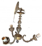 Lustre de teto antigo confeccionado em metal dourado, com três braços curvos ricamente trabalhados. A peça apresenta uma coluna central detalhada com arabescos em relevo. Apresenta marcas do tempo de uso.