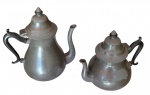 Lote contendo dois bules em estanho seno um para chá e outro para café. Apresenta desgaste em provável banho de prata.