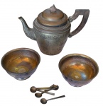 Antigo lote para café composto por 4 peças: Bule, duas cumbucas e algumas colherezinhas.