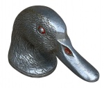 Antigo e belo abridor de garrafas representando uma cabeça de pato, feito em alumínio fundido. Med: 12cm x 8cm.