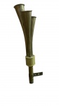 Antiga e bela buzina possivelmente náutica rara produzida em metal dourado, com marcas naturais do tempo, funcionando em perfeito estado. Med: 30cm de comprimento