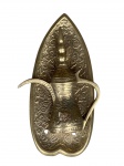 Antiga aldrava de porta vintage com design marroquino do oriente médio, representando um bule, feito em bronze. Med: 8cm x 8cm.