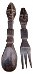 Arte Africana - Lindo Par de Talheres em Madeira escura africana "Ébano," constando (01) Garfo e uma colher para saladas para servir, entalhadas a mão, com figuras de Totem. Medindo: 34cm a colher e 30cm o garfo..