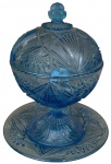 Antiga compoteira em vidro na cor azul acompanha prato base (Com um colado na tampa). Med: 24cm
