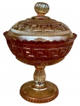 Magnifica compoteira modelo greguinha, peça de coleção. Com discretíssimos bicados na borda e na tampa. Med: 20cm
