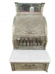 Antiga e rara Máquina registradora, NATIONAL, modelo Western, c. 1900. Caixa com rico cinzelado, ornamentação vegetalista. marcas do tempo, no estado. Med: 43x38x25cm