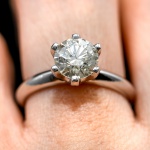 Maravilhoso Anel 'Estilo Solitário' em Ouro 18K (Inscrição 750) com Diamante (Aprox. 1,735 c