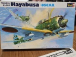 Kit plastimodelismo, Hayabusa Oscar Revell Nacional escala 1/32!Raridade!!! Excelente estado e aparentemente completo, instruções e decals, caixa excelente .Se necessário solicitar mais fotos, vídeos ou perguntas para análise . Lembre-se de questionar sobre todas as dúvidas até o dia anterior ao dia do pregão ao vivo, solicite fotos e informações se necessário !Antes de efetuar lances, leia as informações importantes e os termos e condições com atenção! Dúvidas devem ser enviadas via WhatsApp (24) 992260836 Grato a todos!!!!