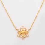 #28187 Colar Divino Espírito Santo Iluminado Petit CARLA AMORIM em Ouro Amarelo 18K com Topázios Med