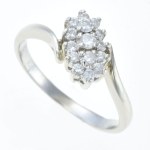 #25441 Anel em Ouro Branco 14K com Brilhantes Aro: 16, Peso: 2,4g. Consulte-nos Sobre a Possibilidad