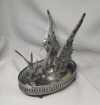 Antigo tinteiro em formato de cisne no lago, em metal prateado. Marcado na base " Cortasa Alpaca