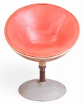 Poltrona vintage "ball chair" em fibra e metal, anos 1970. Estrutura semiesférica em fibra p