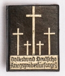 Militaria Alemanha - II Guerra - O partido nazista promoveu uma grande arrecadação de fundos antes e durante a guerra com a venda de pins, pendentes, tinnies, badges e etc - Todos colecionáveis para incentivar a compra constante. Adquirimos em Ciney, Bélgica, feira de militaria, uma grande coleção desses itens, todos originais, muitos catalogados no livro Donation Badges, Pins & Pendants of the Third Reich de Joseph Cassidy & Christopher Alexander. Oportunidade para colecionador avançado 
Item não promove ou glorifica violência ou intolerância racial. Está à venda apenas para fins de preservação da memória histórica. Organização do leilão não faz apologia a quaisquer movimentos políticos ou ideológicos, e repudia qualquer ideologia de cunho racista. Catalogada VDK - 002, 24x18mm - VDK, fundada em 1919. Em 1930 criou vários cemitérios para os mortos na 1ª Guerra - Possui atualmente 800 cemitérios militares na Europa e Norte da África - Raridade