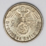 Numismática Alemanha - Período Nazista, 2 Marcos em prata - Reichsmark, prata - 25mm.
Vamos apregoar individualmente várias datas, letras e local de Cunhagem. 
Oportunidade para completar sua coleção. KM 93
Item não promove ou glorifica violência ou intolerância racial. Está à venda apenas para fins de preservação da memória histórica. Organização do leilão não faz apologia a quaisquer movimentos políticos ou ideológicos, e repudia qualquer ideologia de cunho racista.
1939 A