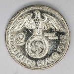 Numismática Alemanha - Período Nazista, 2 Marcos em prata - Reichsmark, prata - 25mm.
Vamos apregoar individualmente várias datas, letras e local de Cunhagem. 
Oportunidade para completar sua coleção. KM 93
Item não promove ou glorifica violência ou intolerância racial. Está à venda apenas para fins de preservação da memória histórica. Organização do leilão não faz apologia a quaisquer movimentos políticos ou ideológicos, e repudia qualquer ideologia de cunho racista.
1939 A, linda