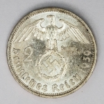 Numismática Alemanha - Período Nazista, 2 Marcos em prata - Reichsmark, prata - 25mm.
Vamos apregoar individualmente várias datas, letras e local de Cunhagem. 
Oportunidade para completar sua coleção. KM 93
Item não promove ou glorifica violência ou intolerância racial. Está à venda apenas para fins de preservação da memória histórica. Organização do leilão não faz apologia a quaisquer movimentos políticos ou ideológicos, e repudia qualquer ideologia de cunho racista.
1939 A