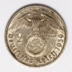 Numismática Alemanha - Período Nazista, 2 Marcos em prata - Reichsmark, prata - 25mm.
Vamos apregoar individualmente várias datas, letras e local de Cunhagem. 
Oportunidade para completar sua coleção. KM 93
Item não promove ou glorifica violência ou intolerância racial. Está à venda apenas para fins de preservação da memória histórica. Organização do leilão não faz apologia a quaisquer movimentos políticos ou ideológicos, e repudia qualquer ideologia de cunho racista.
1939 D