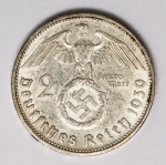 Numismática Alemanha - Período Nazista, 2 Marcos em prata - Reichsmark, prata - 25mm.
Vamos apregoar individualmente várias datas, letras e local de Cunhagem. 
Oportunidade para completar sua coleção. KM 93
1939 F
Item não promove ou glorifica violência ou intolerância racial. Está à venda apenas para fins de preservação da memória histórica. Organização do leilão não faz apologia a quaisquer movimentos políticos ou ideológicos, e repudia qualquer ideologia de cunho racista.