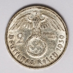 Numismática Alemanha - Período Nazista, 2 Marcos em prata - Reichsmark, prata - 25mm.
Vamos apregoar individualmente várias datas, letras e local de Cunhagem. 
Oportunidade para completar sua coleção. KM 93
1939 J
Item não promove ou glorifica violência ou intolerância racial. Está à venda apenas para fins de preservação da memória histórica. Organização do leilão não faz apologia a quaisquer movimentos políticos ou ideológicos, e repudia qualquer ideologia de cunho racista.