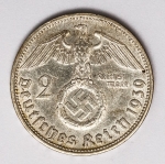 Numismática Alemanha - Período Nazista, 2 Marcos em prata - Reichsmark, prata - 25mm.
Vamos apregoar individualmente várias datas, letras e local de Cunhagem. 
Oportunidade para completar sua coleção. KM 93
1939 D
Item não promove ou glorifica violência ou intolerância racial. Está à venda apenas para fins de preservação da memória histórica. Organização do leilão não faz apologia a quaisquer movimentos políticos ou ideológicos, e repudia qualquer ideologia de cunho racista.