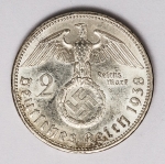 Numismática Alemanha - Período Nazista, 2 Marcos em prata - Reichsmark, prata - 25mm.
Vamos apregoar individualmente várias datas, letras e local de Cunhagem. 
Oportunidade para completar sua coleção. KM 93
1938 A
Item não promove ou glorifica violência ou intolerância racial. Está à venda apenas para fins de preservação da memória histórica. Organização do leilão não faz apologia a quaisquer movimentos políticos ou ideológicos, e repudia qualquer ideologia de cunho racista.