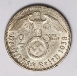 Numismática Alemanha - Período Nazista, 2 Marcos em prata - Reichsmark, prata - 25mm.
Vamos apregoar individualmente várias datas, letras e local de Cunhagem. 
Oportunidade para completar sua coleção. KM 93
1938 B
Item não promove ou glorifica violência ou intolerância racial. Está à venda apenas para fins de preservação da memória histórica. Organização do leilão não faz apologia a quaisquer movimentos políticos ou ideológicos, e repudia qualquer ideologia de cunho racista.