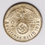 Numismática Alemanha - Período Nazista, 2 Marcos em prata - Reichsmark, prata - 25mm.
Vamos apregoar individualmente várias datas, letras e local de Cunhagem. 
Oportunidade para completar sua coleção. KM 93
Item não promove ou glorifica violência ou intolerância racial. Está à venda apenas para fins de preservação da memória histórica. Organização do leilão não faz apologia a quaisquer movimentos políticos ou ideológicos, e repudia qualquer ideologia de cunho racista.
1938 B