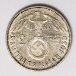 Numismática Alemanha - Período Nazista, 2 Marcos em prata - Reichsmark, prata - 25mm.
Vamos apregoar individualmente várias datas, letras e local de Cunhagem. 
Oportunidade para completar sua coleção. KM 93
Item não promove ou glorifica violência ou intolerância racial. Está à venda apenas para fins de preservação da memória histórica. Organização do leilão não faz apologia a quaisquer movimentos políticos ou ideológicos, e repudia qualquer ideologia de cunho racista.
1938 D