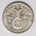 Numismática Alemanha - Período Nazista, 2 Marcos em prata - Reichsmark, prata - 25mm.
Vamos apregoar individualmente várias datas, letras e local de Cunhagem. 
Oportunidade para completar sua coleção. KM 93
Item não promove ou glorifica violência ou intolerância racial. Está à venda apenas para fins de preservação da memória histórica. Organização do leilão não faz apologia a quaisquer movimentos políticos ou ideológicos, e repudia qualquer ideologia de cunho racista.
1938 E