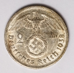Numismática Alemanha - Período Nazista, 2 Marcos em prata - Reichsmark, prata - 25mm.
Vamos apregoar individualmente várias datas, letras e local de Cunhagem. 
Oportunidade para completar sua coleção. KM 93
Item não promove ou glorifica violência ou intolerância racial. Está à venda apenas para fins de preservação da memória histórica. Organização do leilão não faz apologia a quaisquer movimentos políticos ou ideológicos, e repudia qualquer ideologia de cunho racista.
1938 G