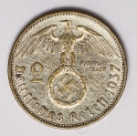 Numismática Alemanha - Período Nazista, 2 Marcos em prata - Reichsmark, prata - 25mm.
Vamos apregoar individualmente várias datas, letras e local de Cunhagem. 
Oportunidade para completar sua coleção. KM 93
Item não promove ou glorifica violência ou intolerância racial. Está à venda apenas para fins de preservação da memória histórica. Organização do leilão não faz apologia a quaisquer movimentos políticos ou ideológicos, e repudia qualquer ideologia de cunho racista.
1937 A