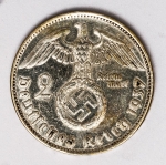 Numismática Alemanha - Período Nazista, 2 Marcos em prata - Reichsmark, prata - 25mm.
Vamos apregoar individualmente várias datas, letras e local de Cunhagem. 
Oportunidade para completar sua coleção. KM 93
Item não promove ou glorifica violência ou intolerância racial. Está à venda apenas para fins de preservação da memória histórica. Organização do leilão não faz apologia a quaisquer movimentos políticos ou ideológicos, e repudia qualquer ideologia de cunho racista.
1937 A