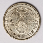 Numismática Alemanha - Período Nazista, 2 Marcos em prata - Reichsmark, prata - 25mm.
Vamos apregoar individualmente várias datas, letras e local de Cunhagem. 
Oportunidade para completar sua coleção. KM 93
Item não promove ou glorifica violência ou intolerância racial. Está à venda apenas para fins de preservação da memória histórica. Organização do leilão não faz apologia a quaisquer movimentos políticos ou ideológicos, e repudia qualquer ideologia de cunho racista.
1937 A