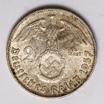 Numismática Alemanha - Período Nazista, 2 Marcos em prata - Reichsmark, prata - 25mm.
Vamos apregoar individualmente várias datas, letras e local de Cunhagem. 
Oportunidade para completar sua coleção. KM 93
Item não promove ou glorifica violência ou intolerância racial. Está à venda apenas para fins de preservação da memória histórica. Organização do leilão não faz apologia a quaisquer movimentos políticos ou ideológicos, e repudia qualquer ideologia de cunho racista.
1937 D