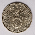 Numismática Alemanha - Período Nazista, 2 Marcos em prata - Reichsmark, prata - 25mm.
Vamos apregoar individualmente várias datas, letras e local de Cunhagem. 
Oportunidade para completar sua coleção. KM 93
Item não promove ou glorifica violência ou intolerância racial. Está à venda apenas para fins de preservação da memória histórica. Organização do leilão não faz apologia a quaisquer movimentos políticos ou ideológicos, e repudia qualquer ideologia de cunho racista.
1937 D