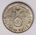 Numismática Alemanha - Período Nazista, 2 Marcos em prata - Reichsmark, prata - 25mm.
Vamos apregoar individualmente várias datas, letras e local de Cunhagem. 
Oportunidade para completar sua coleção. KM 93
Item não promove ou glorifica violência ou intolerância racial. Está à venda apenas para fins de preservação da memória histórica. Organização do leilão não faz apologia a quaisquer movimentos políticos ou ideológicos, e repudia qualquer ideologia de cunho racista.
1937 E - Rara