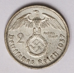 Numismática Alemanha - Período Nazista, 2 Marcos em prata - Reichsmark, prata - 25mm.
Vamos apregoar individualmente várias datas, letras e local de Cunhagem. 
Oportunidade para completar sua coleção. KM 93
Item não promove ou glorifica violência ou intolerância racial. Está à venda apenas para fins de preservação da memória histórica. Organização do leilão não faz apologia a quaisquer movimentos políticos ou ideológicos, e repudia qualquer ideologia de cunho racista.
1937 F