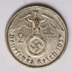 Numismática Alemanha - Período Nazista, 2 Marcos em prata - Reichsmark, prata - 25mm.
Vamos apregoar individualmente várias datas, letras e local de Cunhagem. 
Oportunidade para completar sua coleção. KM 93
Item não promove ou glorifica violência ou intolerância racial. Está à venda apenas para fins de preservação da memória histórica. Organização do leilão não faz apologia a quaisquer movimentos políticos ou ideológicos, e repudia qualquer ideologia de cunho racista.
1937 F