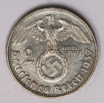 Numismática Alemanha - Período Nazista, 2 Marcos em prata - Reichsmark, prata - 25mm.
Vamos apregoar individualmente várias datas, letras e local de Cunhagem. 
Oportunidade para completar sua coleção. KM 93
Item não promove ou glorifica violência ou intolerância racial. Está à venda apenas para fins de preservação da memória histórica. Organização do leilão não faz apologia a quaisquer movimentos políticos ou ideológicos, e repudia qualquer ideologia de cunho racista.
1937 G