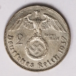 Numismática Alemanha - Período Nazista, 2 Marcos em prata - Reichsmark, prata - 25mm.
Vamos apregoar individualmente várias datas, letras e local de Cunhagem. 
Oportunidade para completar sua coleção. KM 93
Item não promove ou glorifica violência ou intolerância racial. Está à venda apenas para fins de preservação da memória histórica. Organização do leilão não faz apologia a quaisquer movimentos políticos ou ideológicos, e repudia qualquer ideologia de cunho racista.
1937 J
