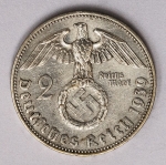 Numismática Alemanha - Período Nazista, 2 Marcos em prata - Reichsmark, prata - 25mm.
Vamos apregoar individualmente várias datas, letras e local de Cunhagem. 
Oportunidade para completar sua coleção. KM 93
Item não promove ou glorifica violência ou intolerância racial. Está à venda apenas para fins de preservação da memória histórica. Organização do leilão não faz apologia a quaisquer movimentos políticos ou ideológicos, e repudia qualquer ideologia de cunho racista.
1939 J